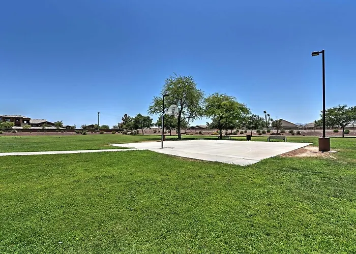 Outdoor Oasis! Phoenix-area Family Escape Avondale